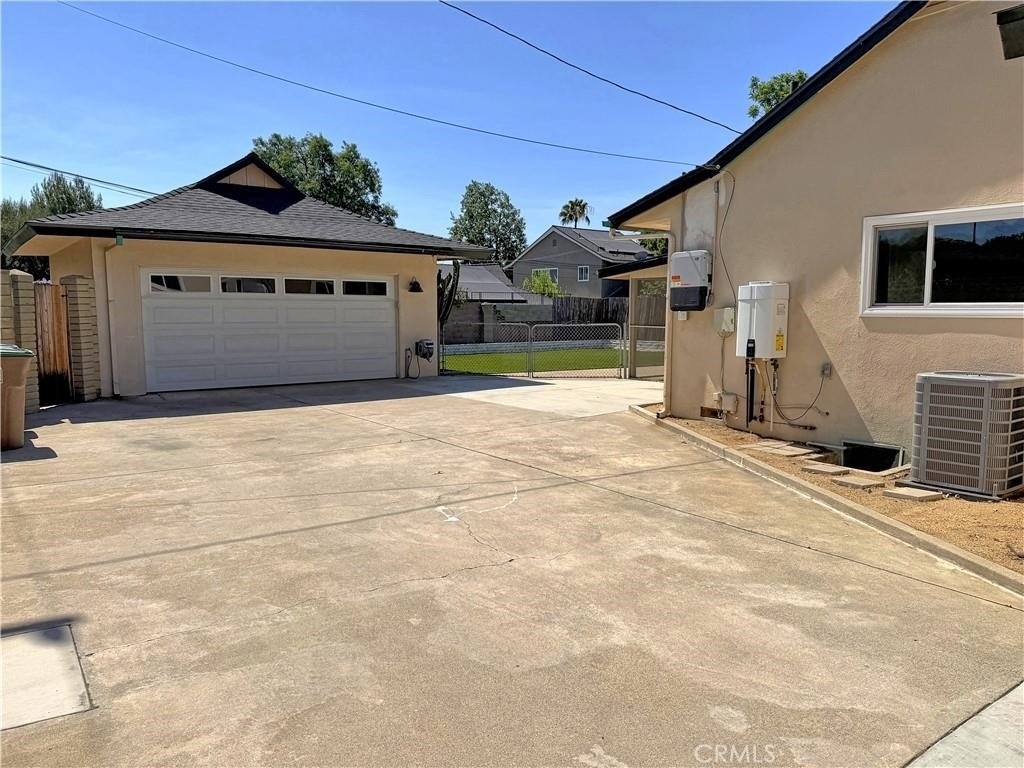 840 Northwestern - Photo 2