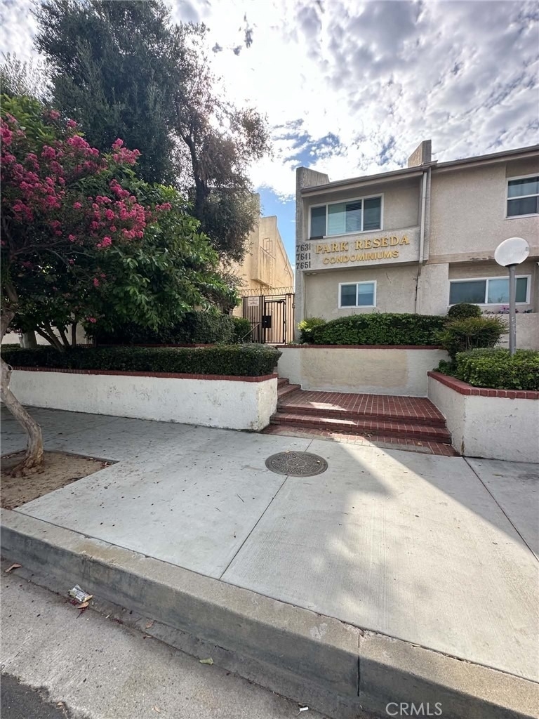 7641 Reseda Blvd - Photo 2