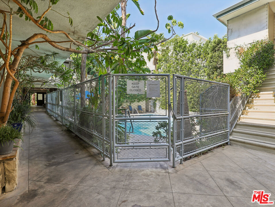 1520 N Hayworth Avenue - Photo 15