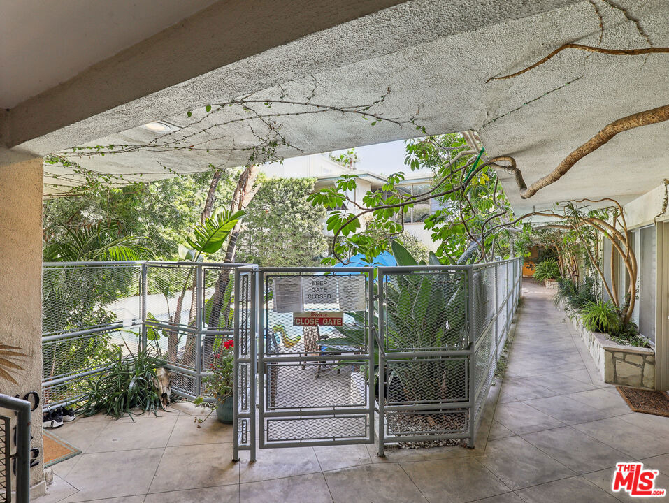 1520 N Hayworth Avenue - Photo 19