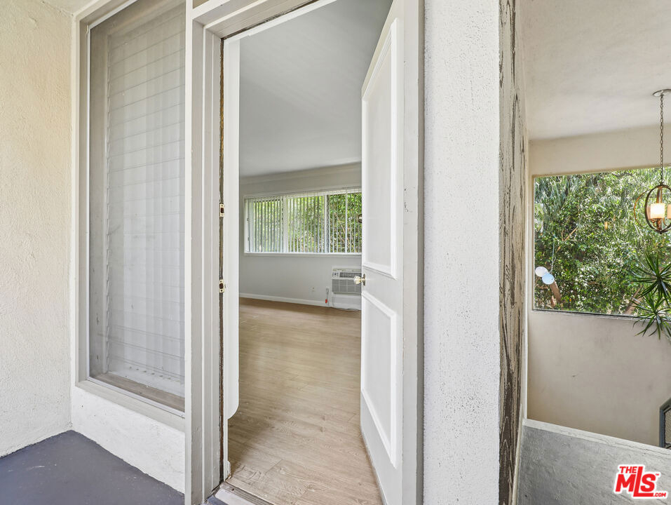 1520 N Hayworth Avenue - Photo 12