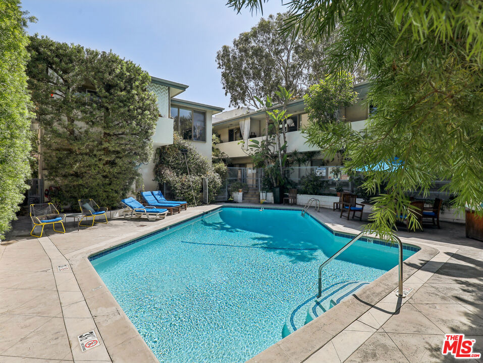 1520 N Hayworth Avenue - Photo 18