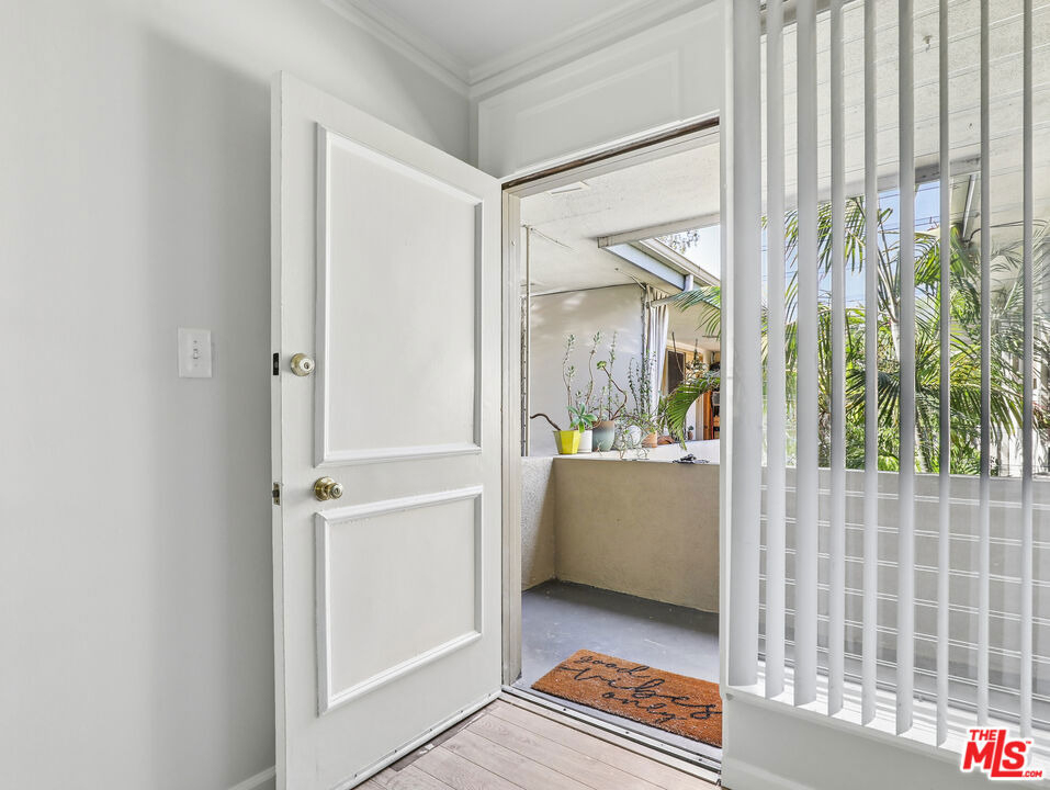 1520 N Hayworth Avenue - Photo 11
