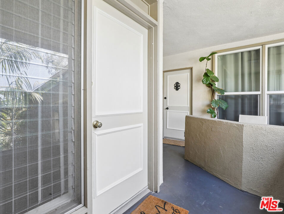 1520 N Hayworth Avenue - Photo 13