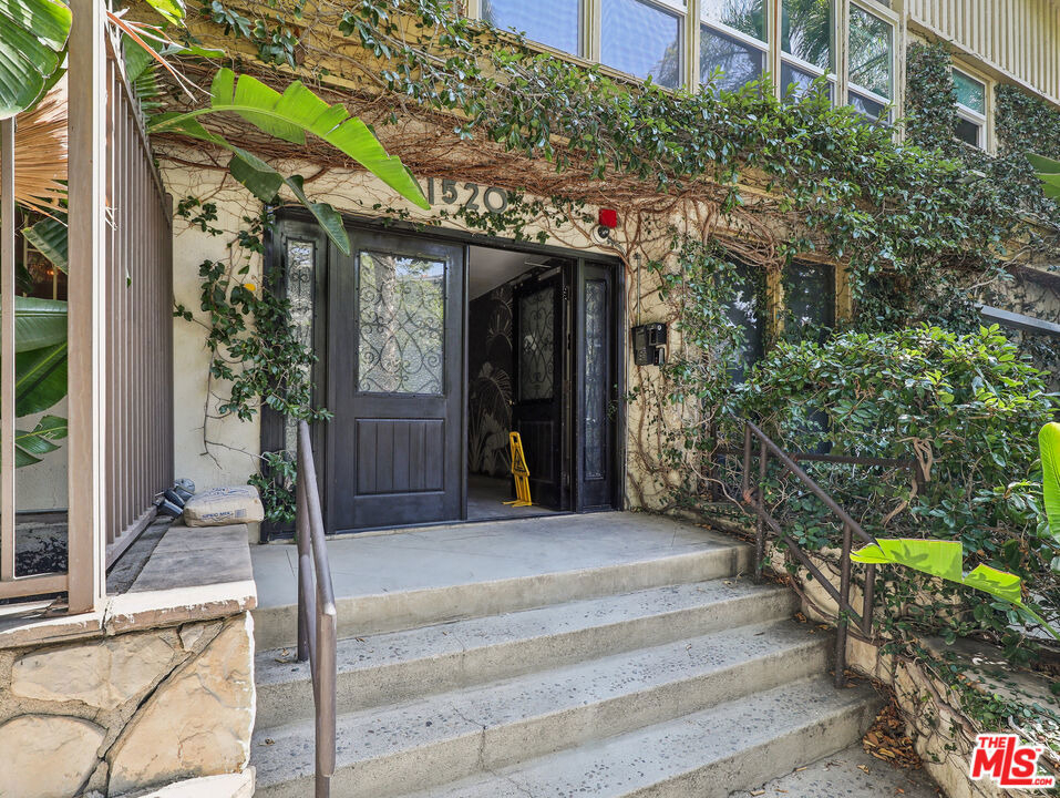 1520 N Hayworth Avenue - Photo 21