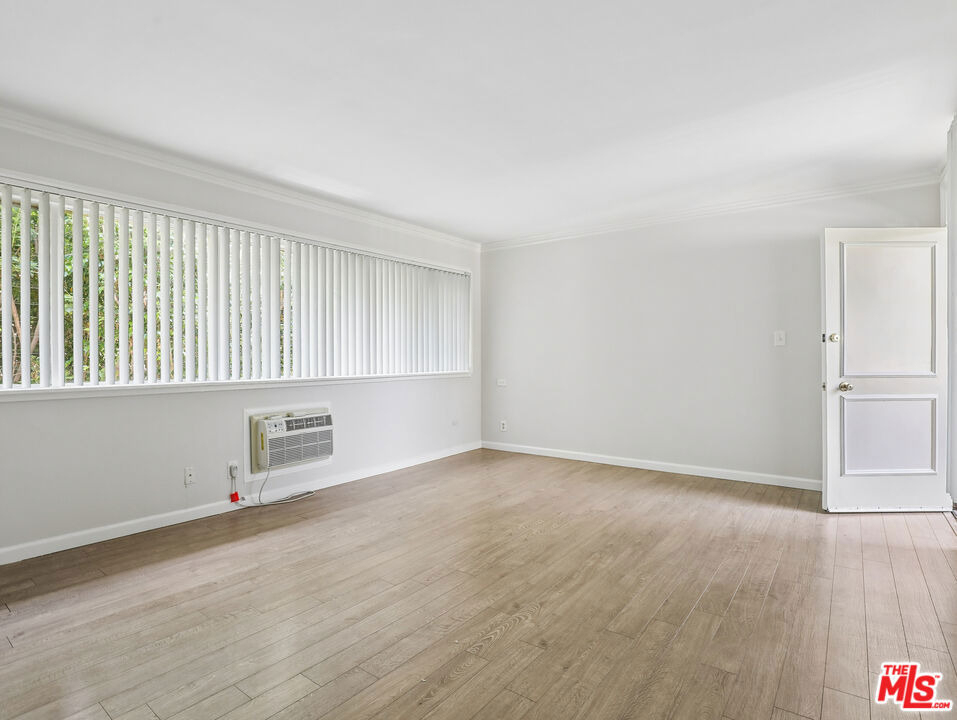 1520 N Hayworth Avenue - Photo 4