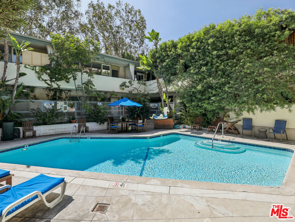 1520 N Hayworth Avenue - Photo 17