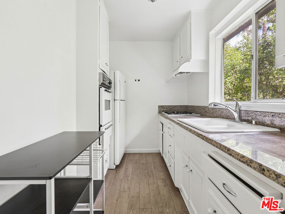 1520 N Hayworth Avenue - Photo 6