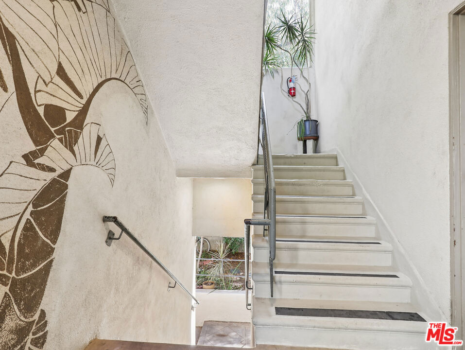 1520 N Hayworth Avenue - Photo 14