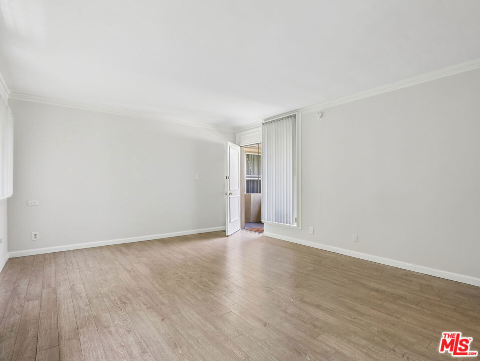 1520 N Hayworth Avenue - Photo 3