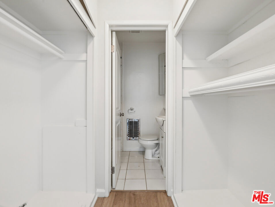 1520 N Hayworth Avenue - Photo 8