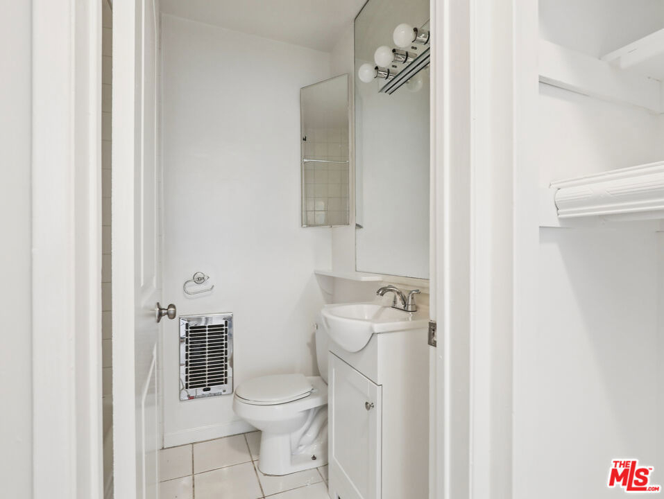 1520 N Hayworth Avenue - Photo 9