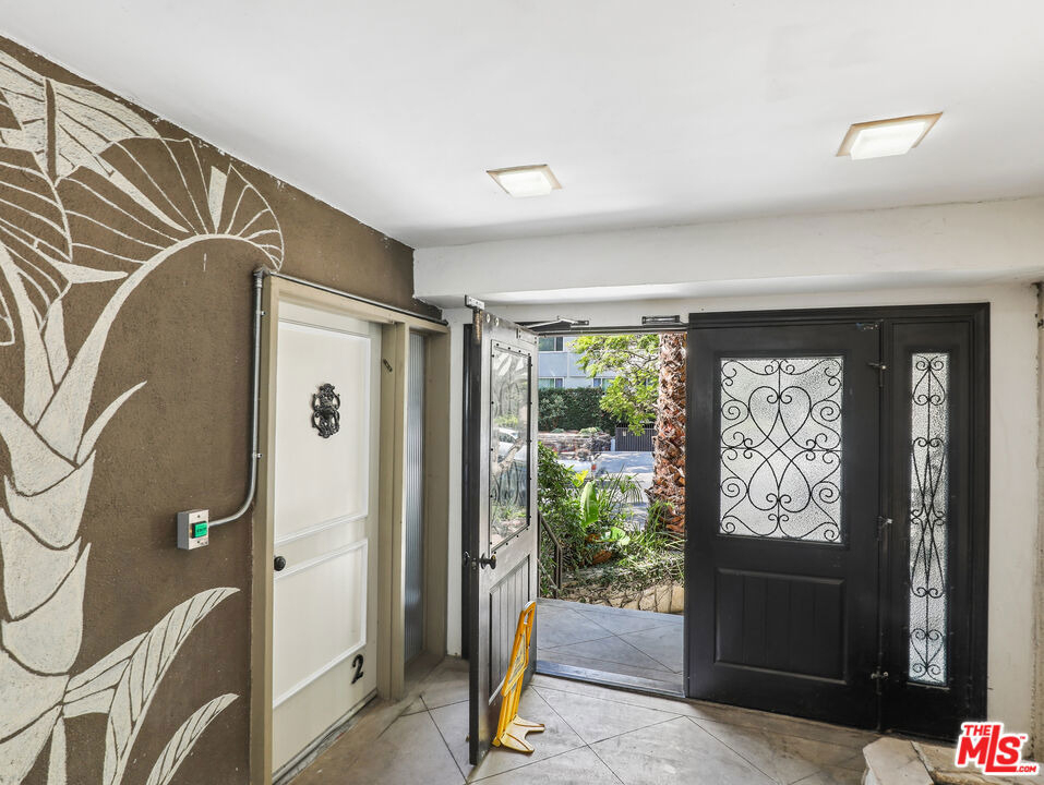 1520 N Hayworth Avenue - Photo 20