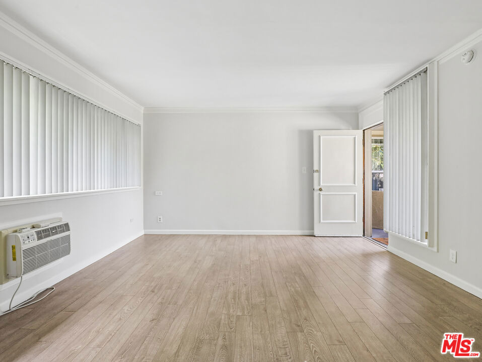 1520 N Hayworth Avenue - Photo 2