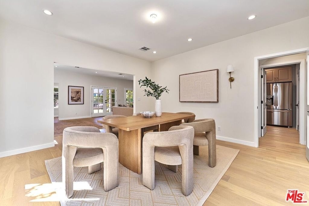 916 S Victoria Avenue - Photo 18