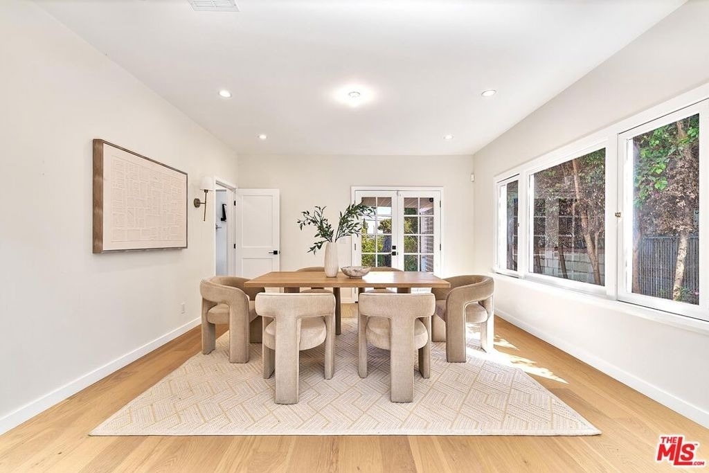 916 S Victoria Avenue - Photo 15