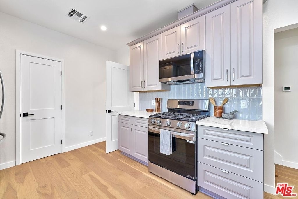 916 S Victoria Avenue - Photo 22