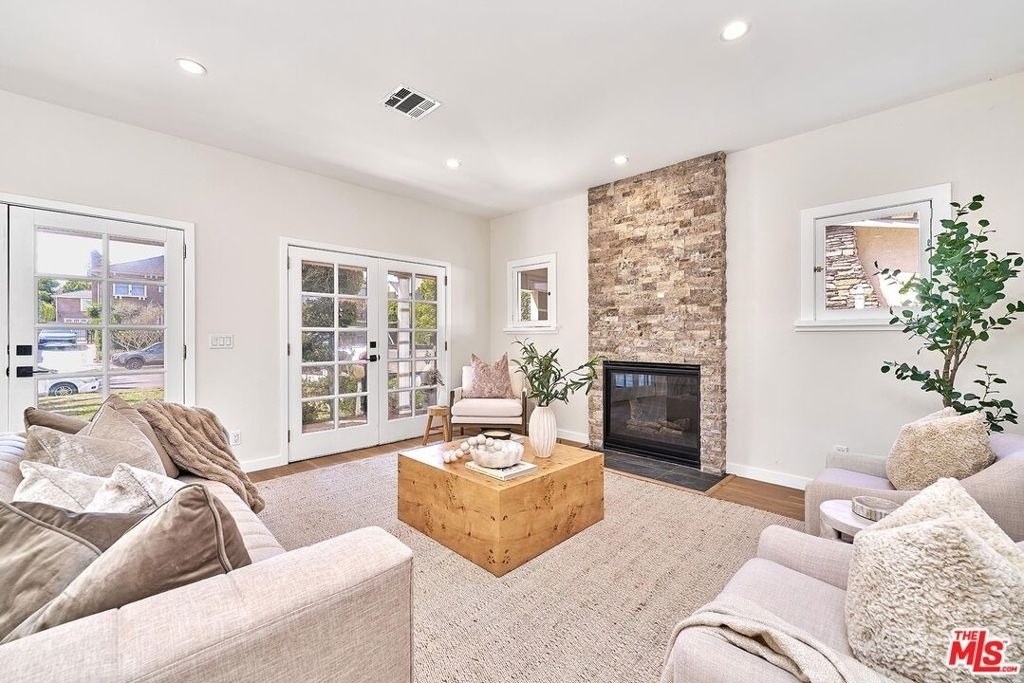 916 S Victoria Avenue - Photo 10