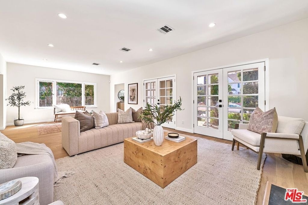 916 S Victoria Avenue - Photo 11