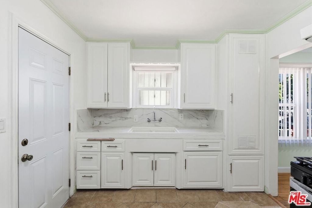 6018 Cadillac Avenue - Photo 5