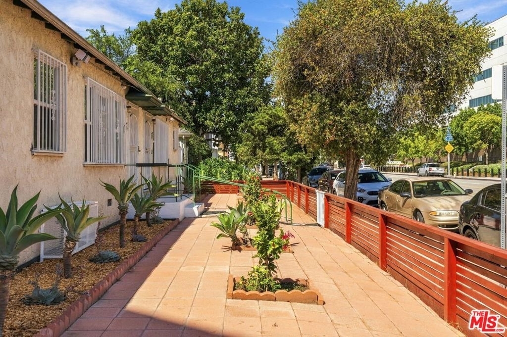 6018 Cadillac Avenue - Photo 9