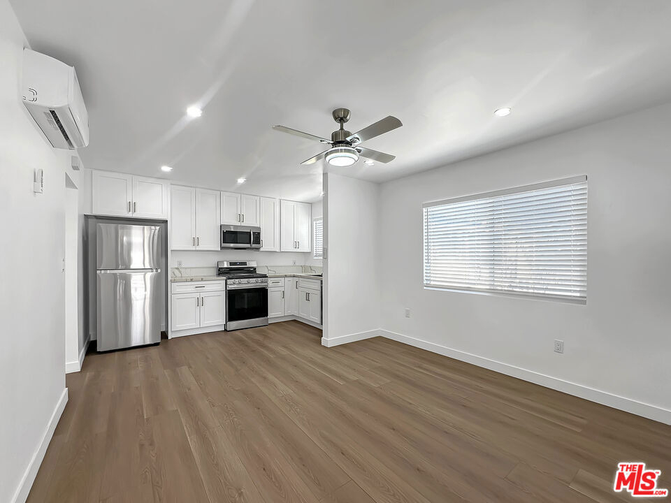 215 1/2 W Plymouth Street - Photo 0
