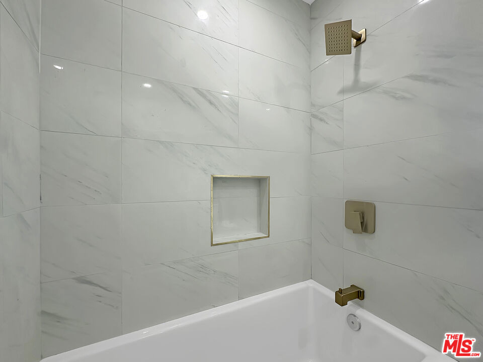 215 1/2 W Plymouth Street - Photo 5