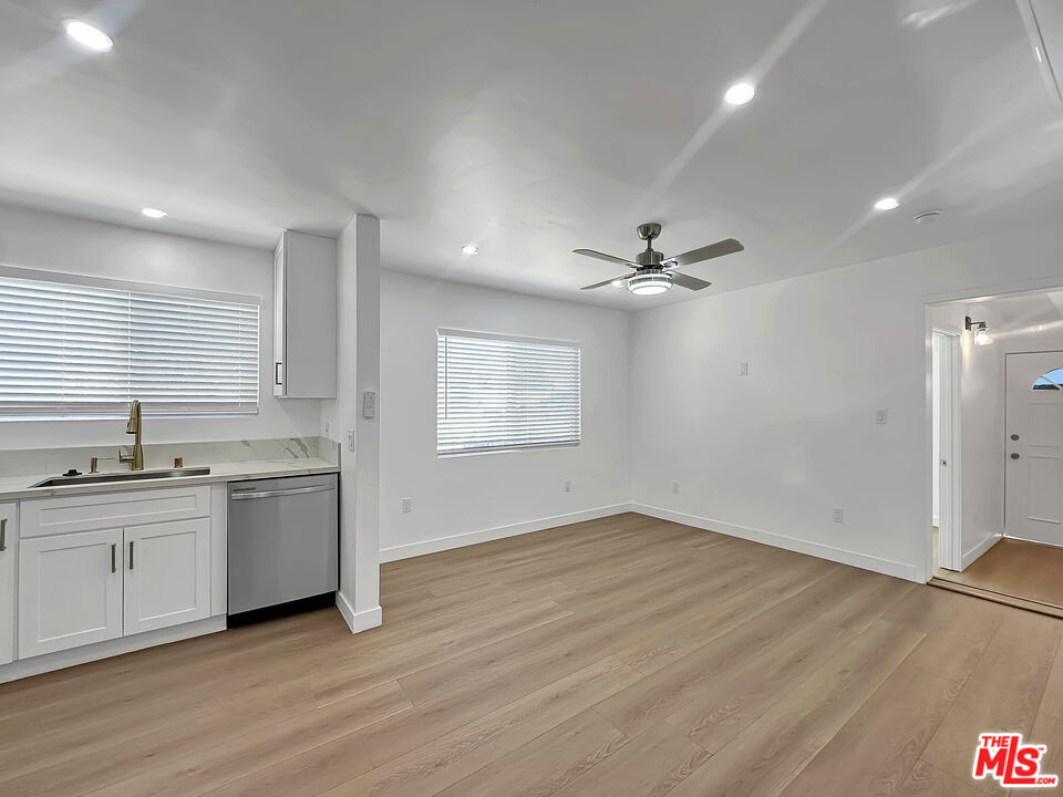 215 1/2 W Plymouth Street - Photo 3