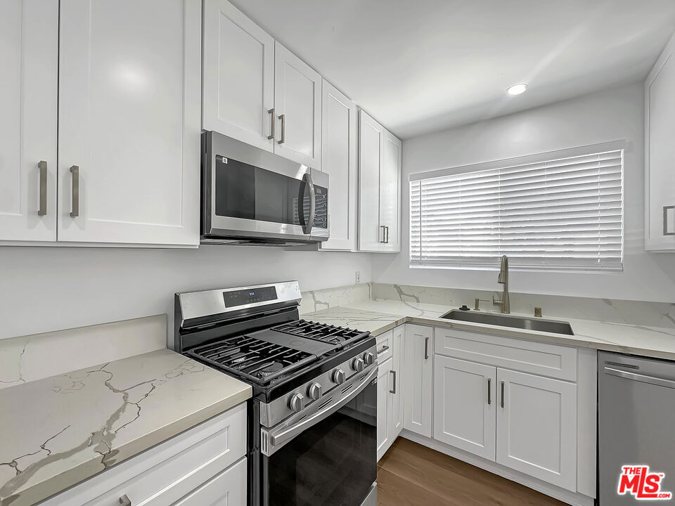 215 1/2 W Plymouth Street - Photo 4