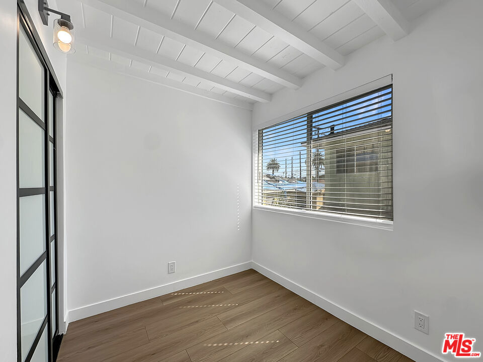 215 1/2 W Plymouth Street - Photo 7