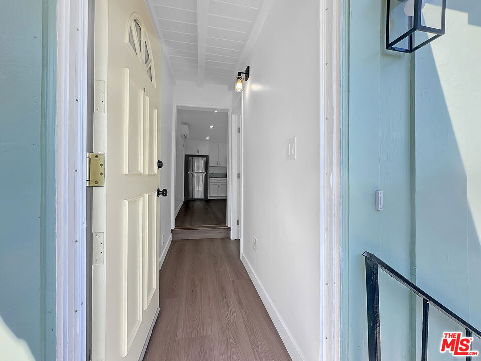 215 1/2 W Plymouth Street - Photo 2