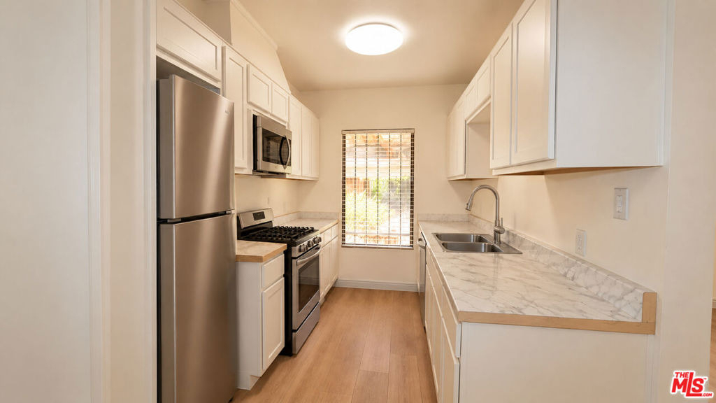 633 N Hayworth Avenue - Photo 4