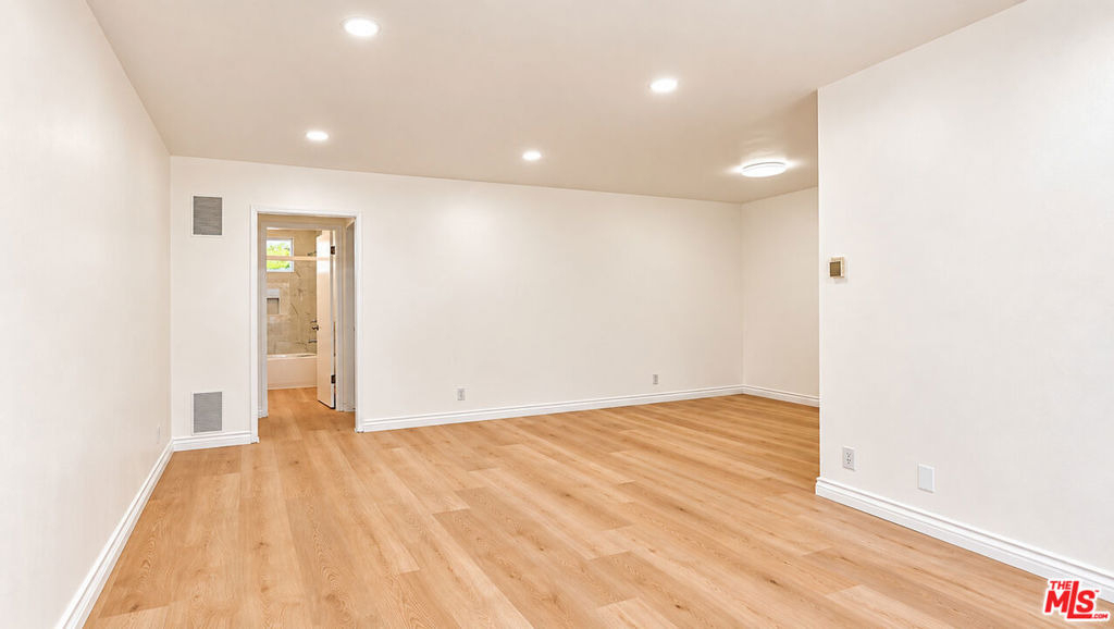 633 N Hayworth Avenue - Photo 5