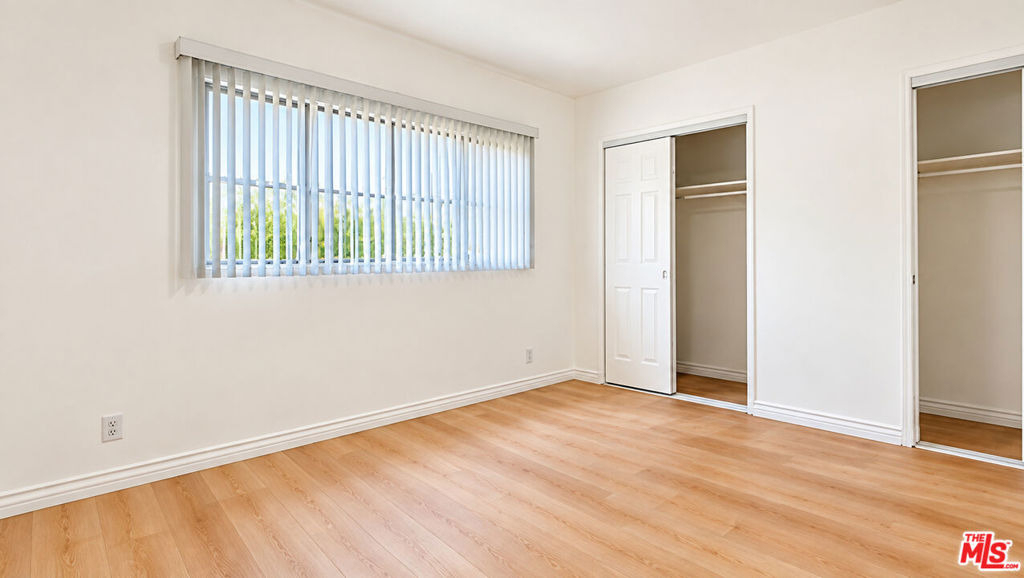633 N Hayworth Avenue - Photo 2
