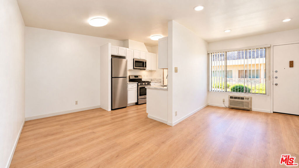 633 N Hayworth Avenue - Photo 0
