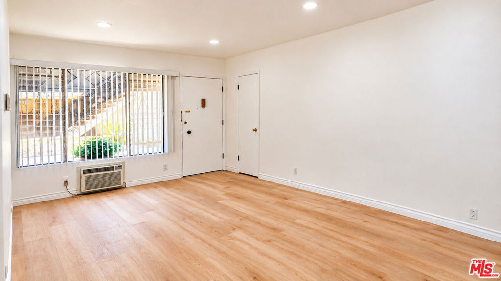 633 N Hayworth Avenue - Photo 6