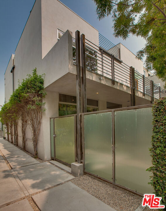 538 Broadway Street - Photo 2