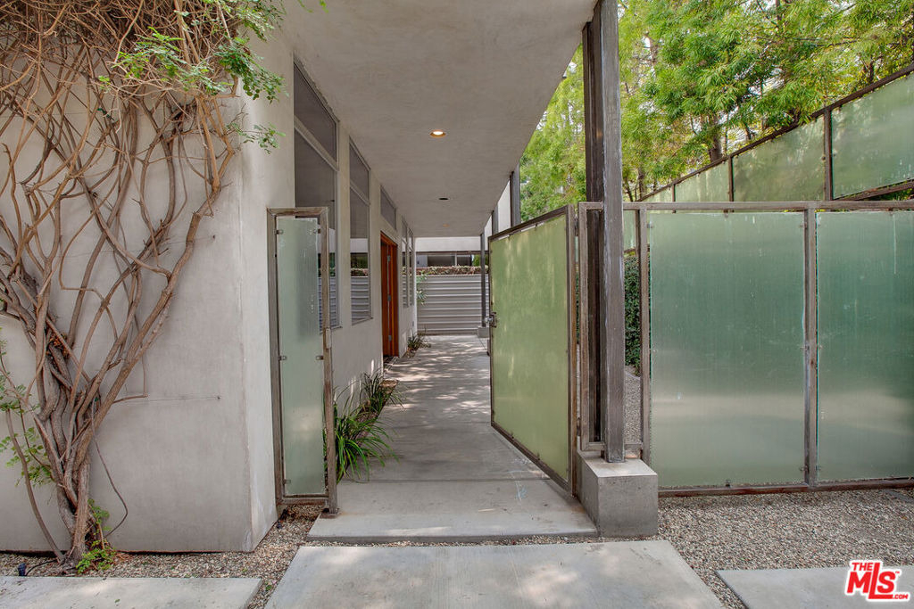 538 Broadway Street - Photo 3