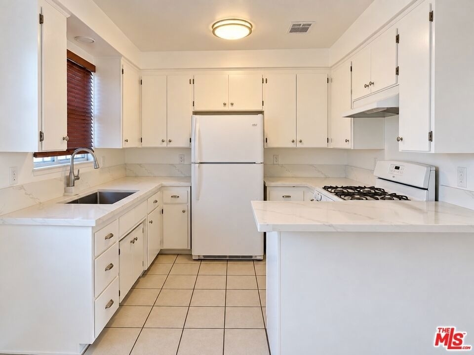 710 N Market Street - Photo 4