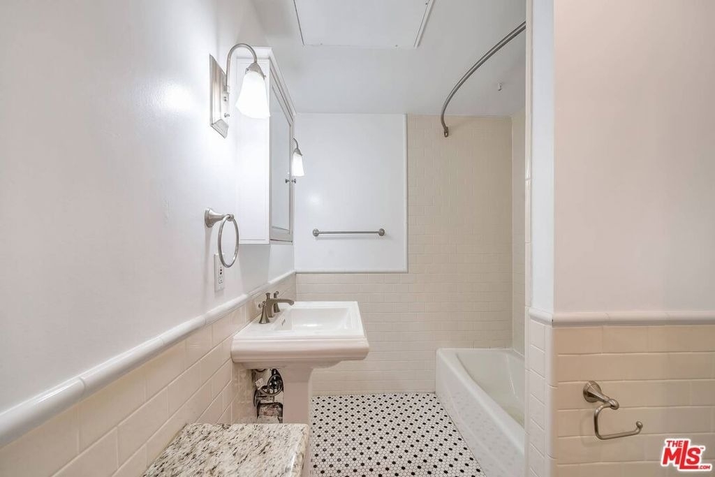 1236 N Flores Street - Photo 2