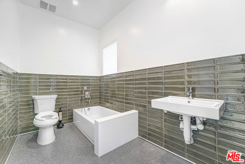 2614 Alsace Avenue - Photo 5