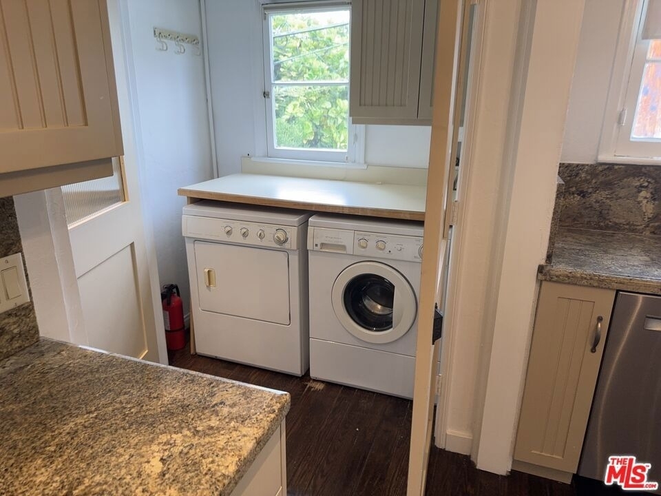 8210 Willoughby Avenue - Photo 11