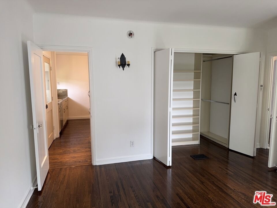 8210 Willoughby Avenue - Photo 12