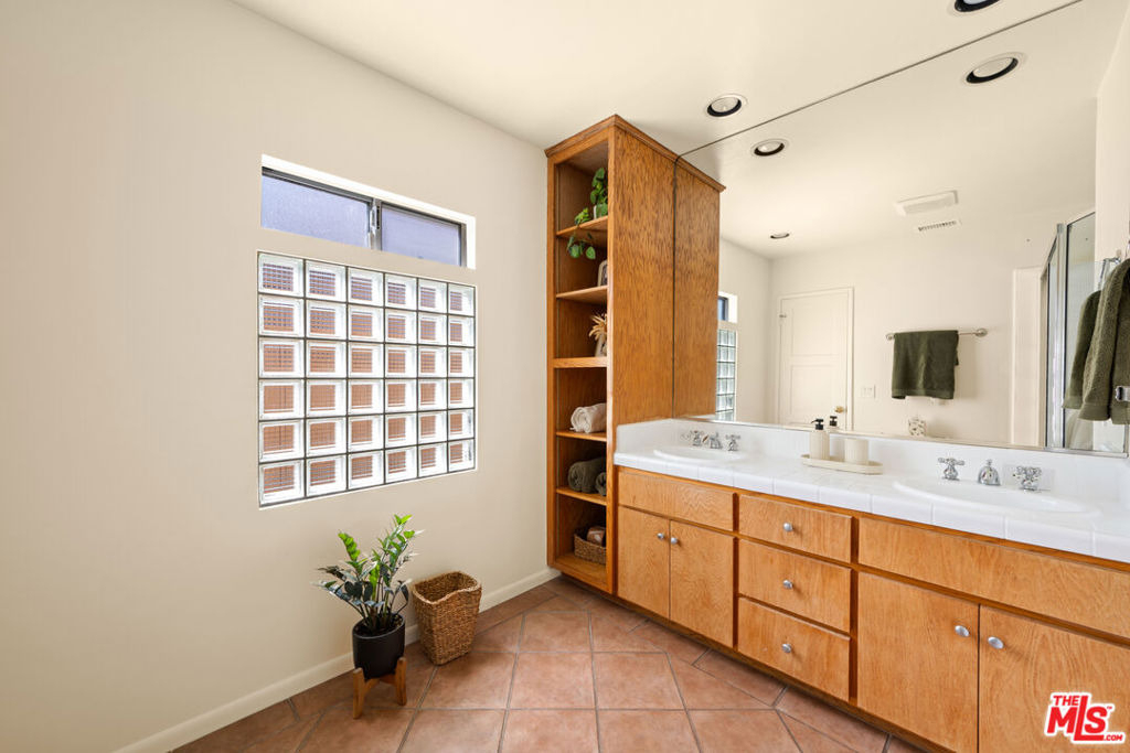 6112 W 77th Street - Photo 2