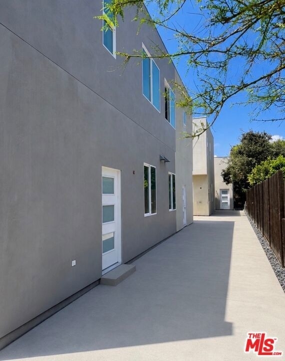 11225 Tiara Street - Photo 2