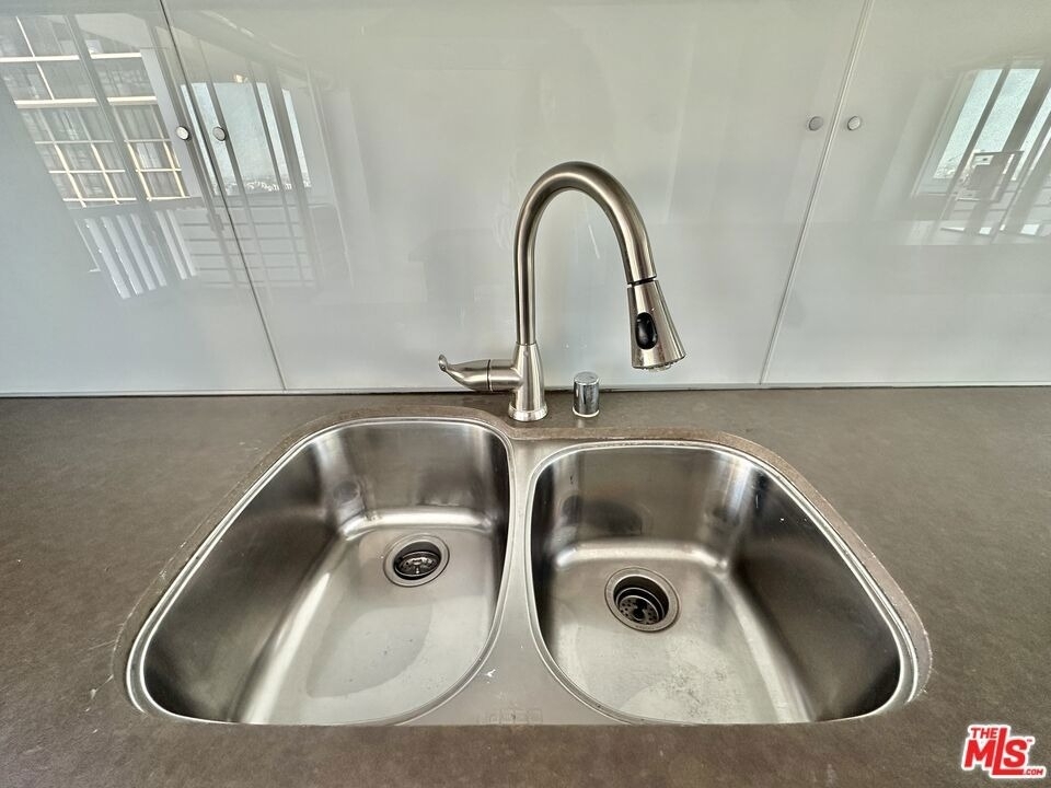 999 Doheny Drive - Photo 6
