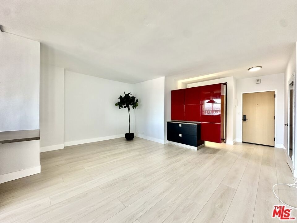 999 Doheny Drive - Photo 1