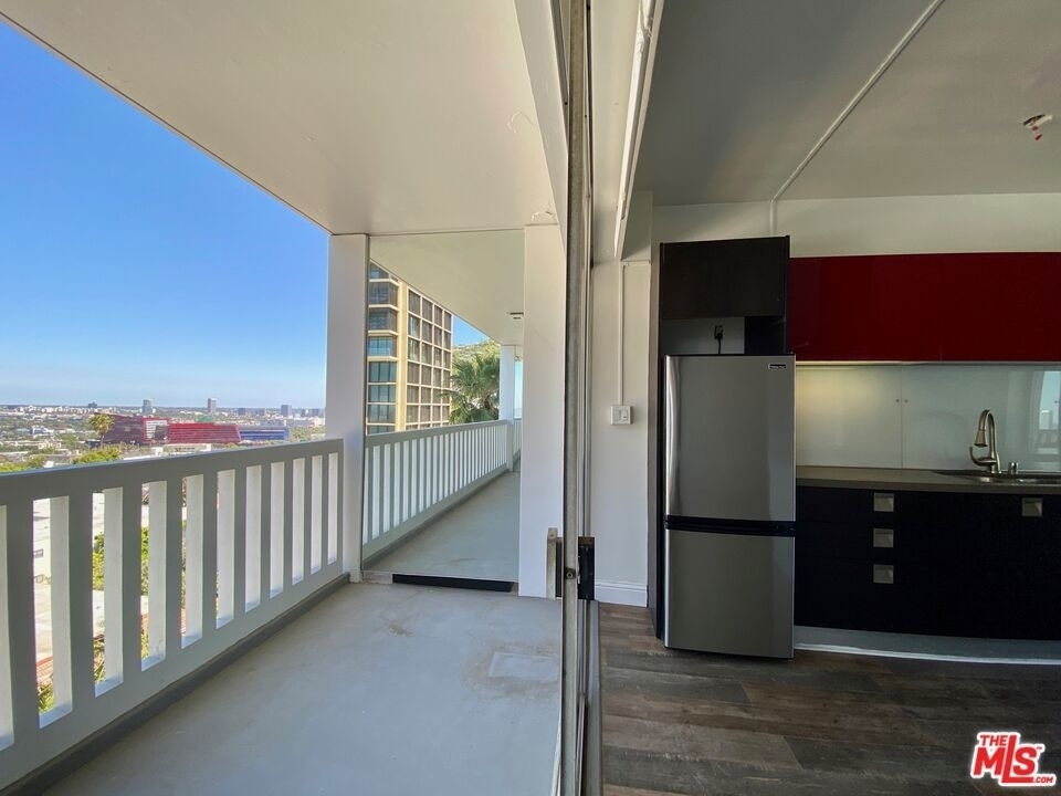 999 Doheny Drive - Photo 11
