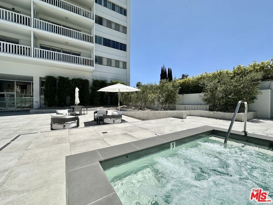 999 Doheny Drive - Photo 12