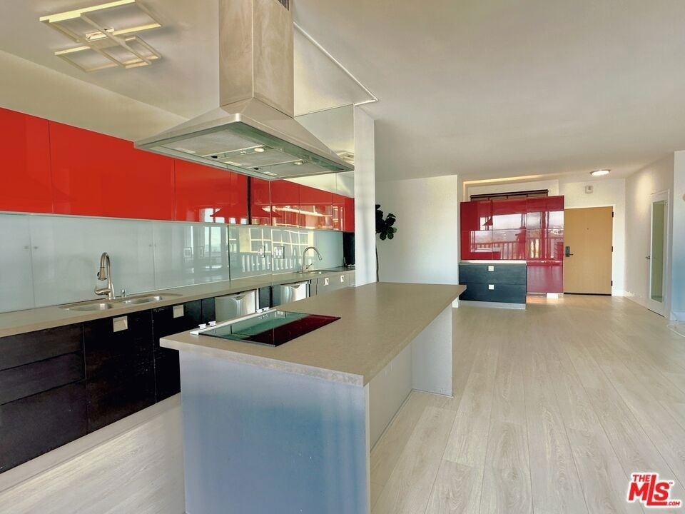 999 Doheny Drive - Photo 0